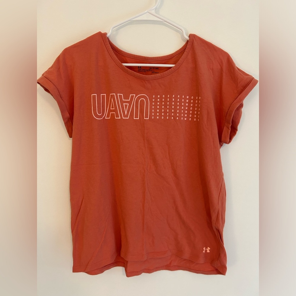 2 Athletic Under Armor T-Shirts. Size xs. White and orange, with cool design!!